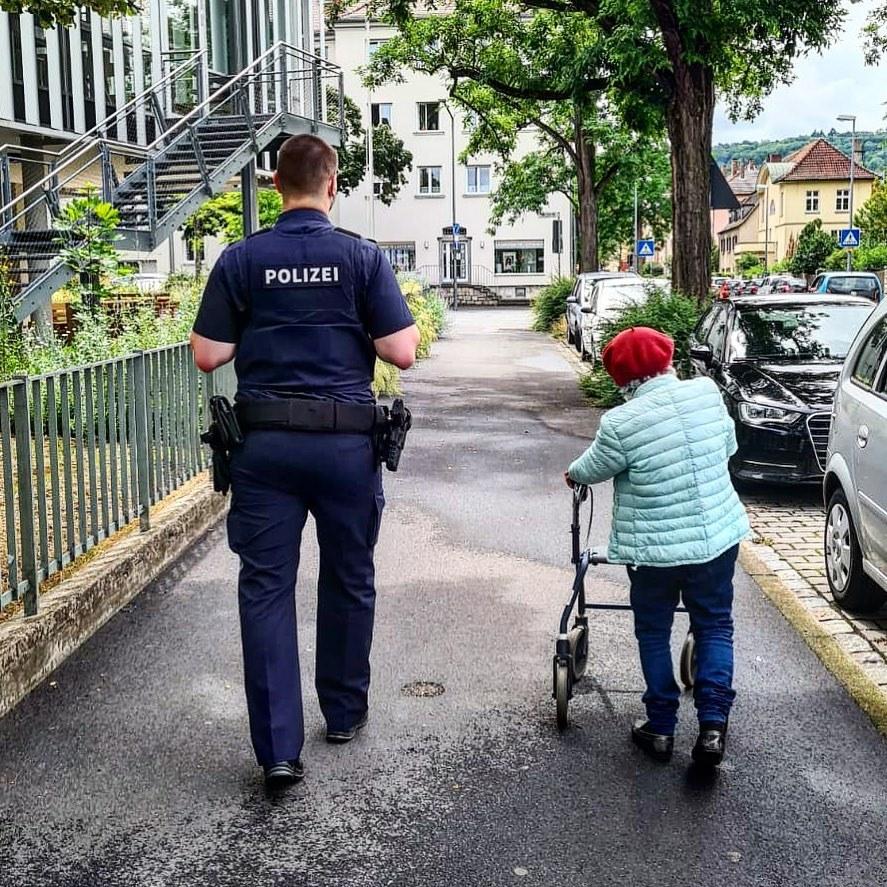 Passant machte sich Sorgen: Polizeigeleitschutz für alte Dame - Region
